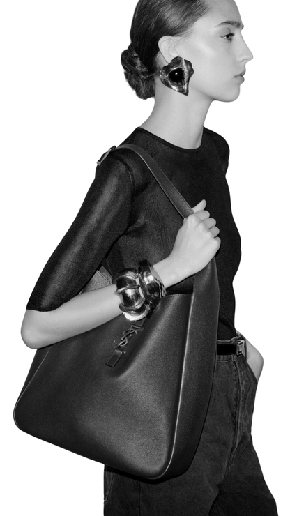 LE 5 À 7 supple Large in Black Grained Leather