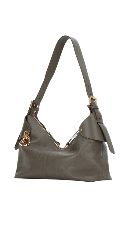 Medium Dior Voyage Bag in Powder Beige Flat Macrocannage Grained Calfskin (Copia)