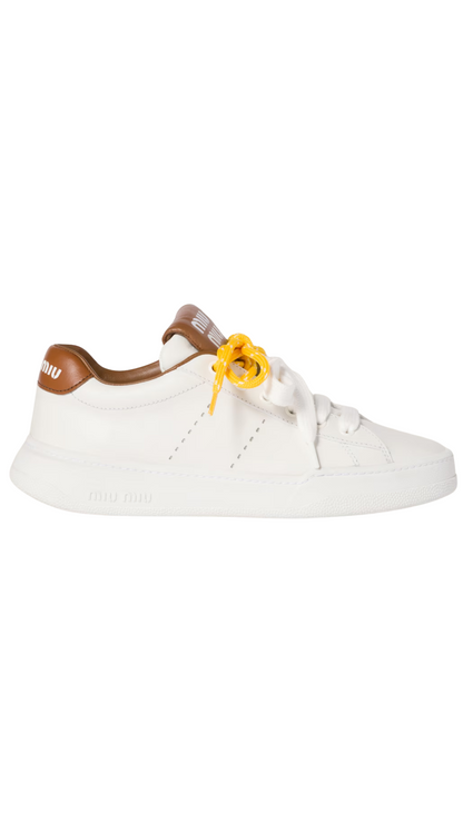 Zapatillas de cuero en blanco/coñac