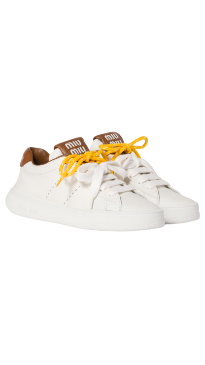 Zapatillas de cuero en blanco/coñac