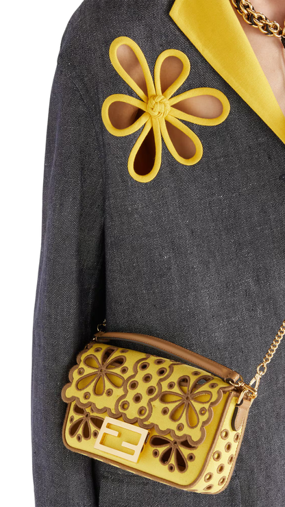 Baguette® Mini en lona Broom Yellow con motivo floral calado